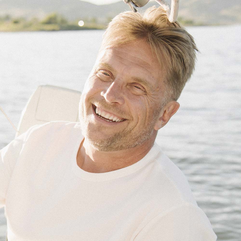 portrait of a blond man on a sail boat X4N3ZW9